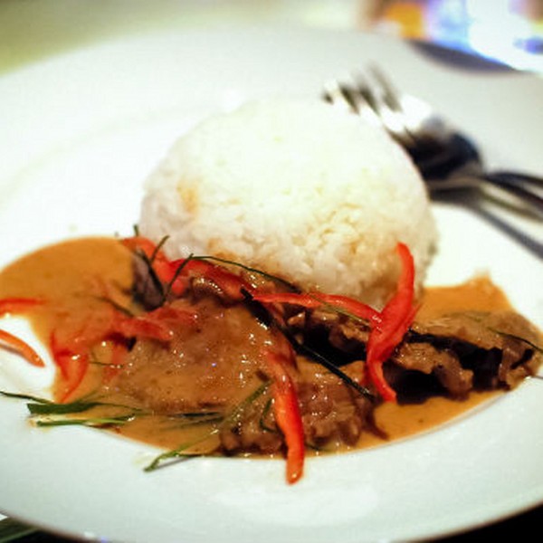 ผัดพริกแกง